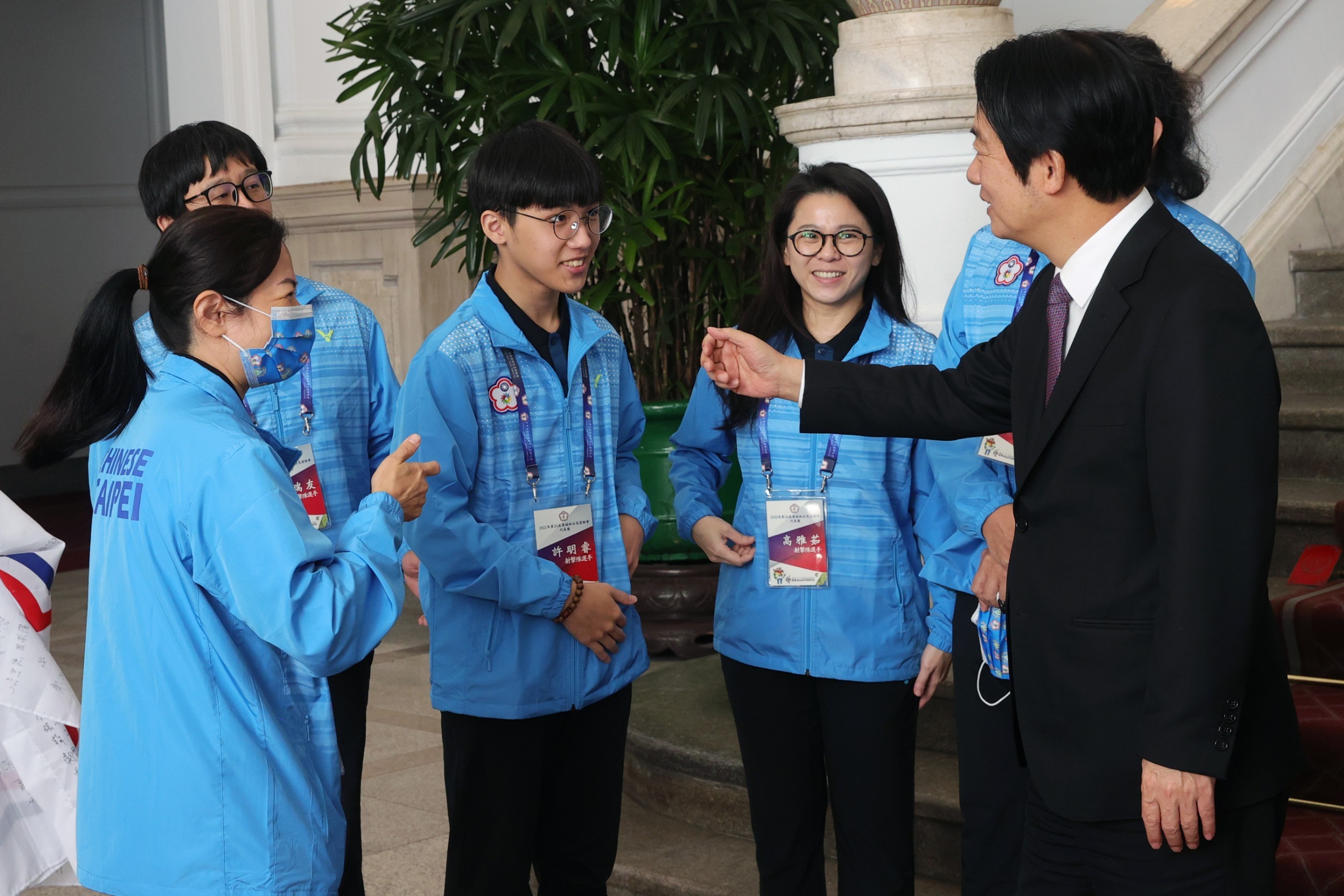 (圖)Vice President William Lai (1st right) greeting Hsu Ming-rui (3rd left) of the Deaflympics 2022 archery team. (provided by the Office of the President)